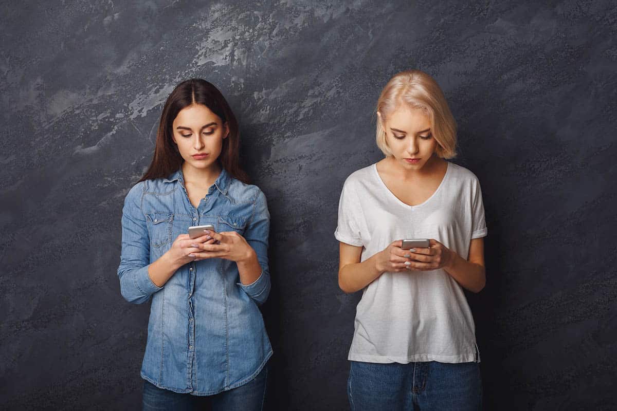 Two casual girls with smartphones