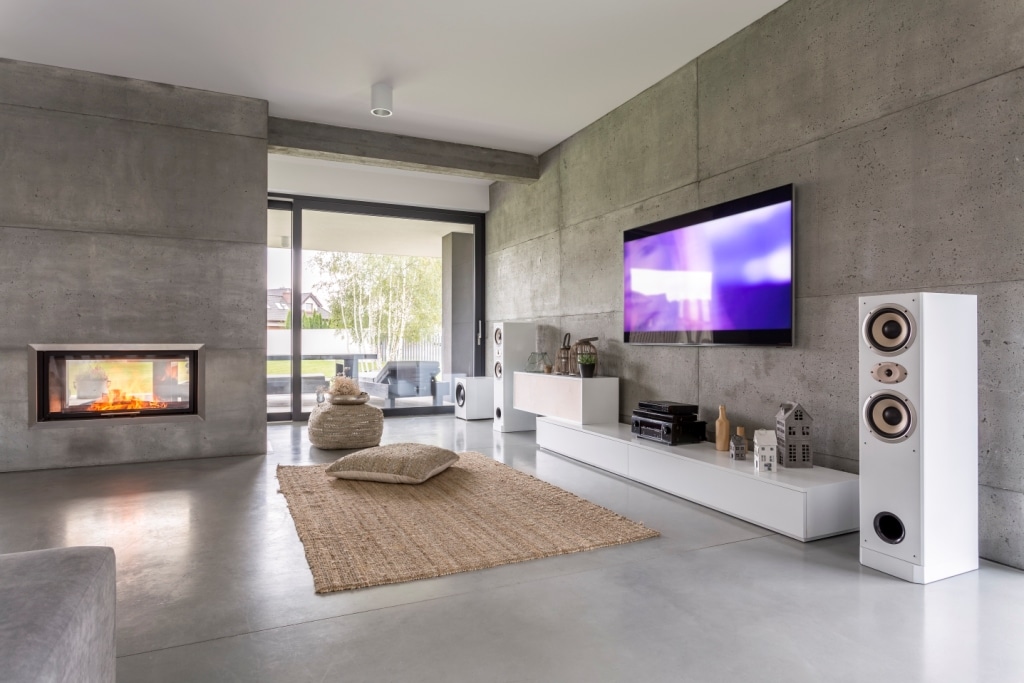 tv-living-room-with-window-2021