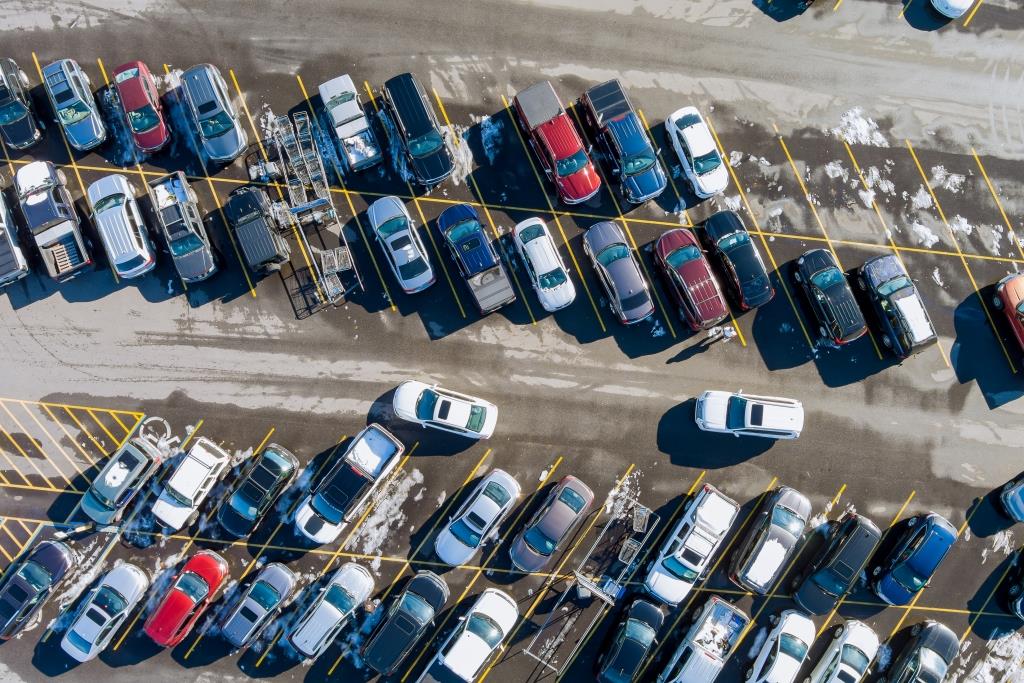 car-parking-in-large-outdoor-asphalt-parking-lot