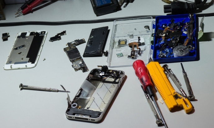 a technician repair a phone